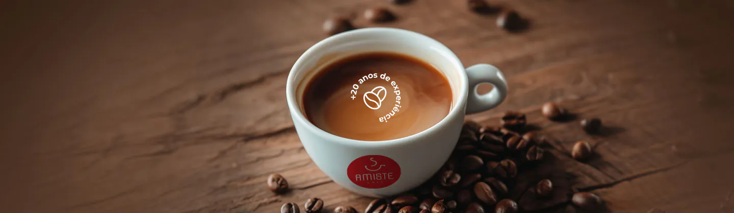 Uma xícara de café com a marca da Amiste Café e uma frase "+20 anos de Experiência