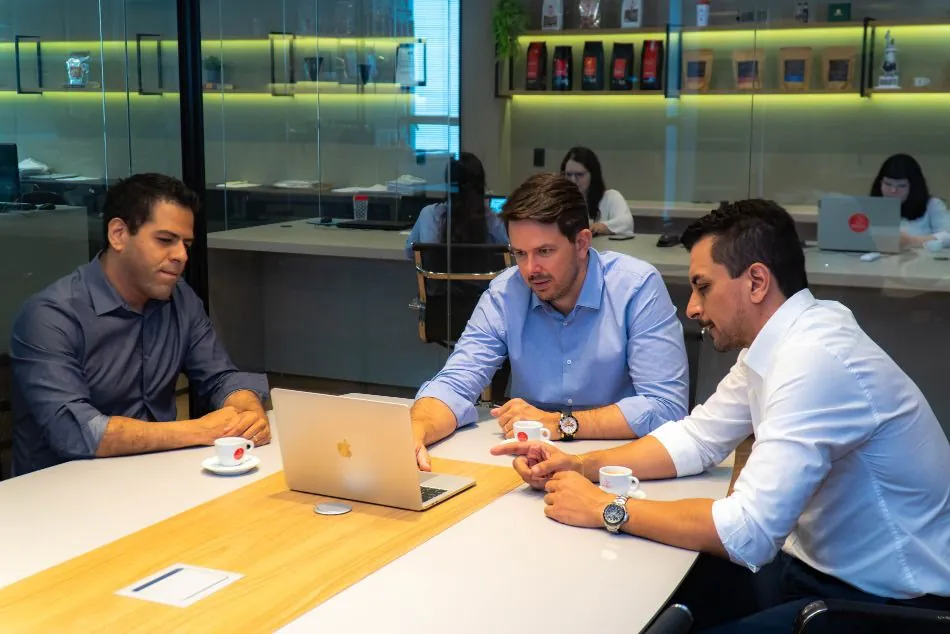 Equipe trabalhando para aumentar a produtividade